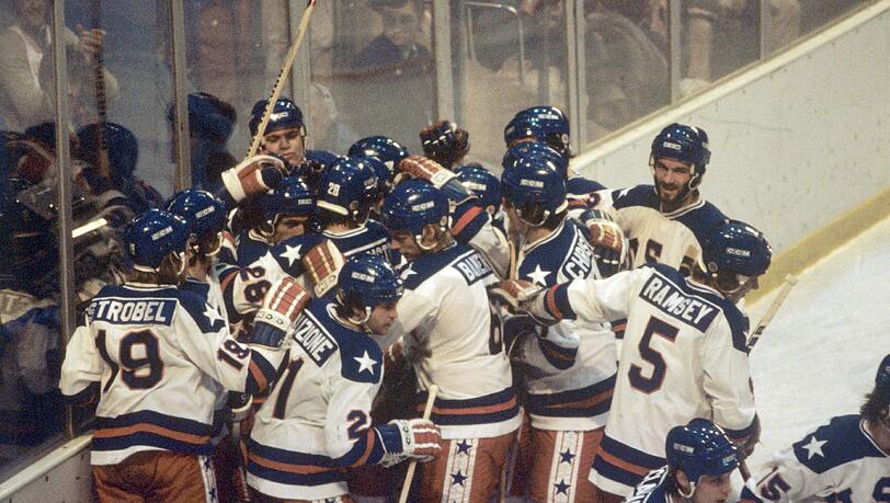 Das Miracle on Ice: Team USA besiegt bei Olympia am 22. 2. 1980 die als unbezwingbar geltende Sowjetunion. Das Miracle on Ice: Team USA besiegt bei Olympia am 22. 2. 1980 die als unbezwingbar geltende Sowjetunion.