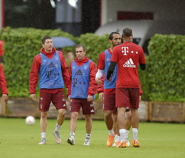 Die Bayern-Stars Jerome Boateng und Robert Lewandowski geraten im Mittwochstraining heftig aneinander. Foto: Bernd Feil