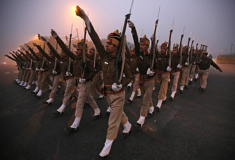 Parade II: Proben im Morgengrauen in Neu-Delhi für die Unabhängigkeitstagsfeierlichkeiten Ende Januar: diese Soldaten zeigen, dass das Quadrat schon gut klappt.