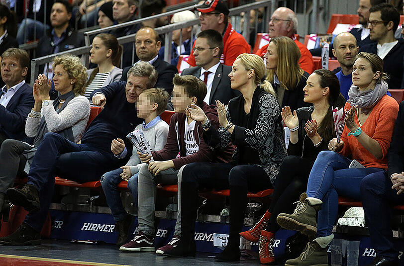 Der ehemalige Bundespräsident Christian Wulff mit seiner Frau Bettina und ihren Kindern. Rechts: Fecht-Star Britta Heidemann.
