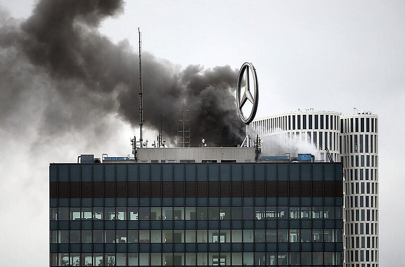 Das Europacenter in Berlin Charlottenburg: Am Dienstagmittag schlugen Flammen vom Dach. Die Bilder.