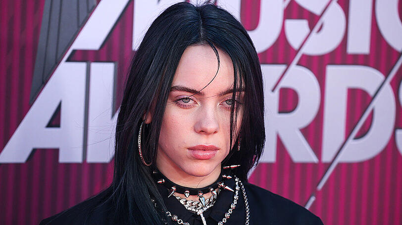 Billie Eilish - wie immer in weiten Baggy-Klamotten - bei einer Award-Show