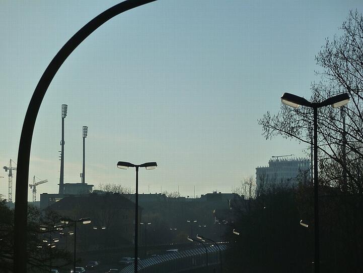 Der Blick auf das Stadion an der Grünwalderstraße und das Motel One-Gebäude von der Fußgängerbrücke am Osram-Gelände.