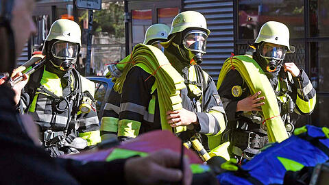 Wegen der starken Rauchentwicklung nach einem Saunabrand hat die Feuerwehr das Hotel evakuiert. Die Bilder vom Großeinsatz.