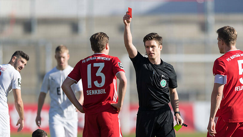 Schiedsrichter Patrick Hanslbauer zeigte Bayern-Spieler Kilian Senkbeil in der 75. Minute wegen wiederholten Foulspiels die gelb-rote Karte.
