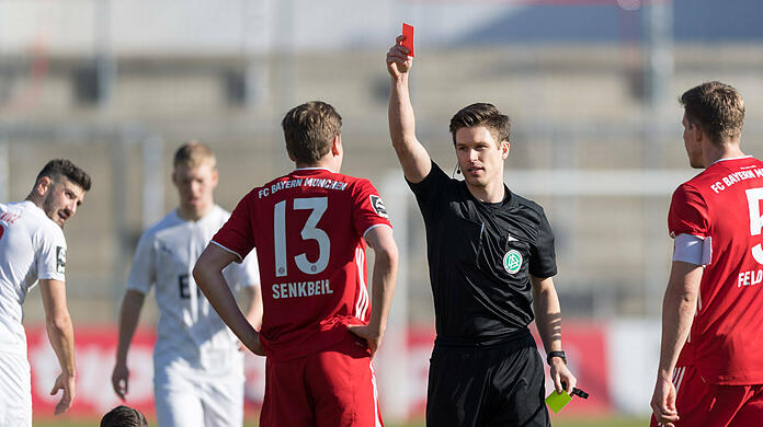 Schiedsrichter Patrick Hanslbauer zeigte Bayern-Spieler Kilian Senkbeil in der 75. Minute wegen wiederholten Foulspiels die gelb-rote Karte.