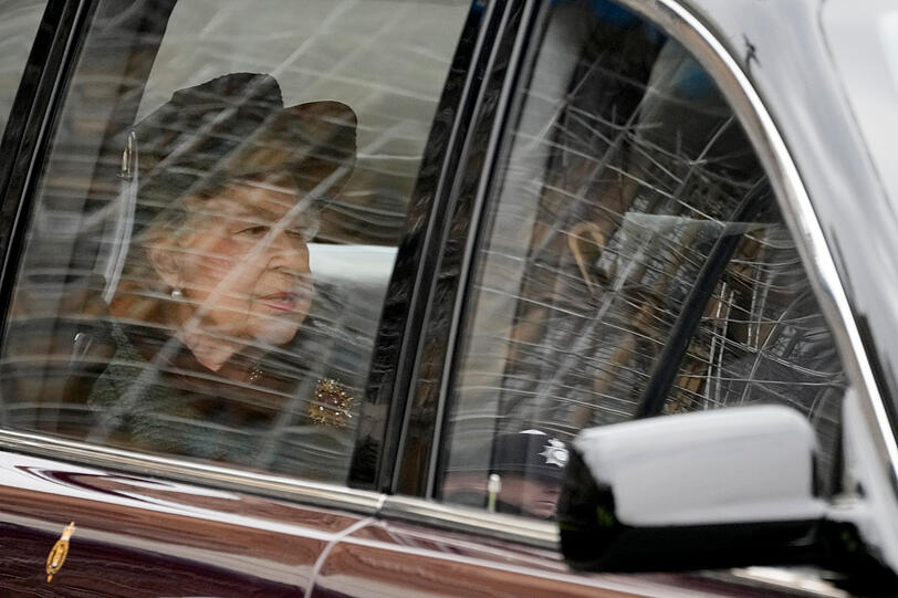 Die britische Königin Elizabeth II. trifft in der Westminster Abbey ein.