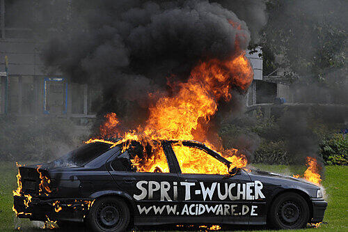 Ein Statement gegen den Sprit-Wucher: Das brennende Auto des unterfränkischen Aktivisten.
