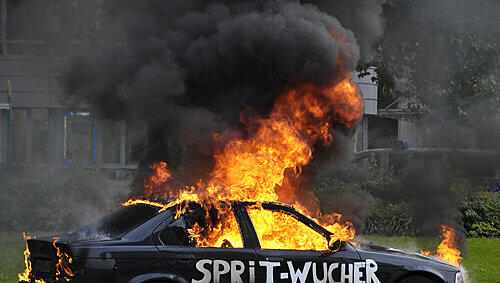 Ein Statement gegen den Sprit-Wucher: Das brennende Auto des unterfränkischen Aktivisten. Ein Statement gegen den Sprit-Wucher: Das brennende Auto des unterfränkischen Aktivisten.