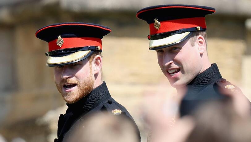Prinz Harry und Prinz William (r.), hier im Jahr 2018, sollen sich voneinander distanziert haben.