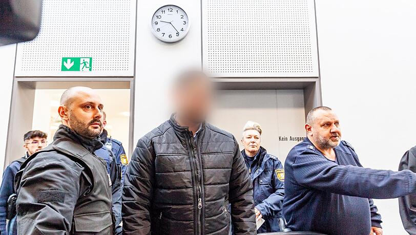 Auch ein Mann ist angeklagt, das Opfer erstochen zu haben. Auch ein Mann ist angeklagt, das Opfer erstochen zu haben.