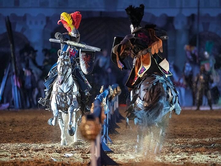 Zwei Ritter im Tjost gegeneinander. Der Kampf zu Pferde ist fester Bestandteil jeder Kaltenberg-Show.