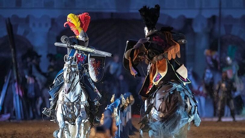 Zwei Ritter im Tjost gegeneinander. Der Kampf zu Pferde ist fester Bestandteil jeder Kaltenberg-Show.