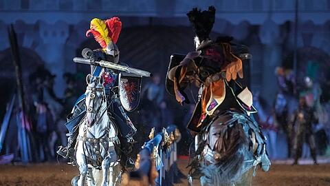 Zwei Ritter im Tjost gegeneinander. Der Kampf zu Pferde ist fester Bestandteil jeder Kaltenberg-Show.