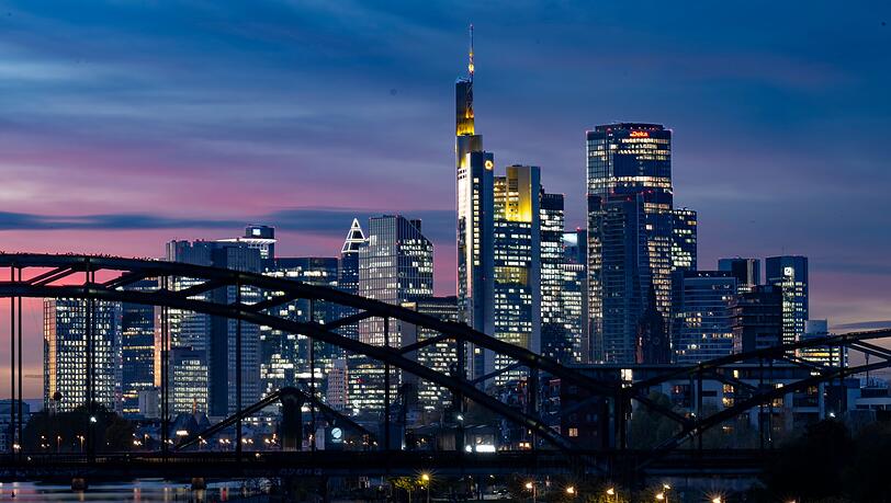 Banken-Skyline in Frankfurt: Die Finanzbranche dringt auf weniger Vorschriften. (Symbolbild) Banken-Skyline in Frankfurt: Die Finanzbranche dringt auf weniger Vorschriften. (Symbolbild)