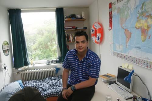 Der student Juan Jaramillo lebt in einem Wohnheim auf 10 Quadratmetern - er ist damit zufrieden.