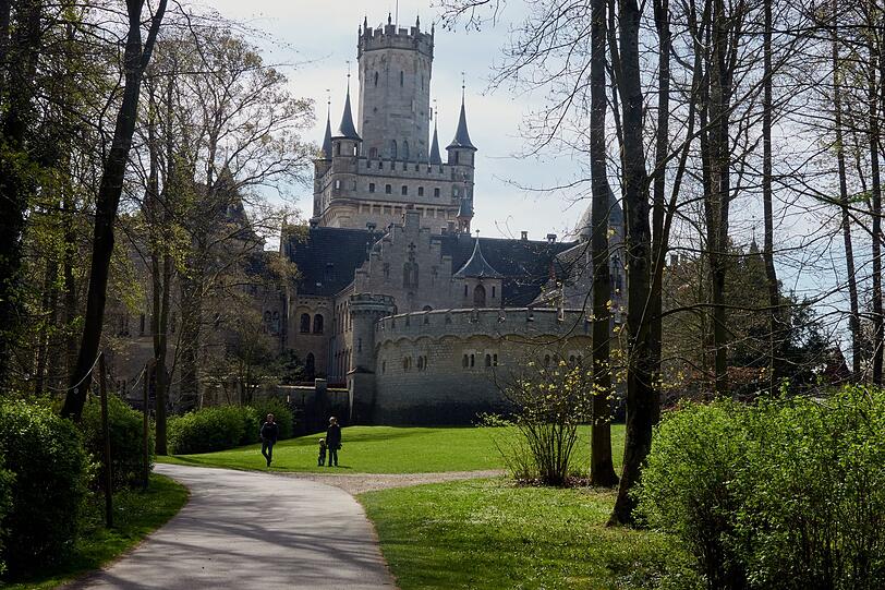 Schloss Marienburg war ein Geschenk von König Georg V. von Hannover an seine Frau Marie. Der König ließ das neugotische Schloss zwischen 1858 und 1867 erbauen, doch leider konnte die Familie das Prachthaus nie gemeinsam beziehen. Die Preußen zwangen den König noch vor der Fertigstellung des Schlosses ins Exil nach Österreich. Seine Frau folgte ihm ein Jahr später. Schloss Marienburg war ein Geschenk von König Georg V. von Hannover an seine Frau Marie. Der König ließ das neugotische Schloss zwischen 1858 und 1867 erbauen, doch leider konnte die Familie das Prachthaus nie gemeinsam beziehen. Die Preußen zwangen den König noch vor der Fertigstellung des Schlosses ins Exil nach Österreich. Seine Frau folgte ihm ein Jahr später.