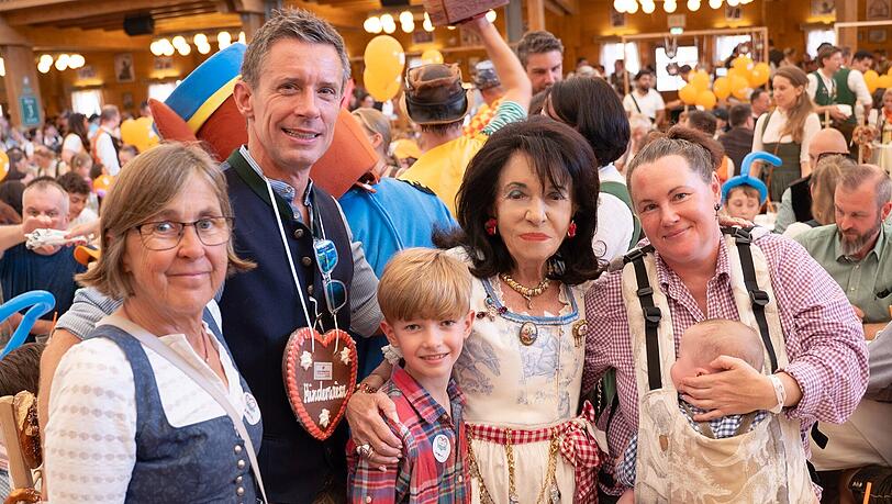 Immer nah dran an den Kindern: Regine Sixt (M.) mit Henry, seiner Mama (r.), Astrid Simader (l., Hauner-Verein) und Prof. Dr. Florian Hoffmann (Chefarzt am Dritten Orden München-Nymphenburg) bei der Kinderwiesn 2026. Immer nah dran an den Kindern: Regine Sixt (M.) mit Henry, seiner Mama (r.), Astrid Simader (l., Hauner-Verein) und Prof. Dr. Florian Hoffmann (Chefarzt am Dritten Orden München-Nymphenburg) bei der Kinderwiesn 2026.