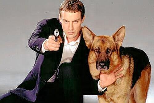 Sorgte für Super-Einschaltquoten: Fernsehstar Rex mit seinem Herrchen Kommissar Brandtner alias Gedeon Burkhard.