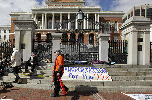 Von 2003 bis 2007 war Romney Gouverneur des Ostküsten-Staats Massachusetts. Für eine zweite Amtszeit trat er nicht an, weil er bereits bei den letzten Präsidentschaftswahlen versuchte, von den Republikanern nominiert zu werden.