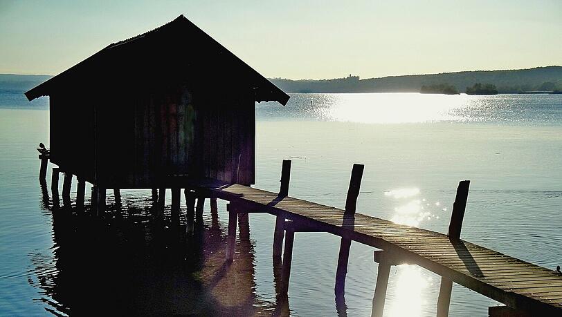 Am Mittwoch wurde die Leiche eines 69-jährigen Mannes im Ammersee treibend gefunden. Vermutlich hatte der Rentner beim Schwimmen eine Herzattacke erlitten.