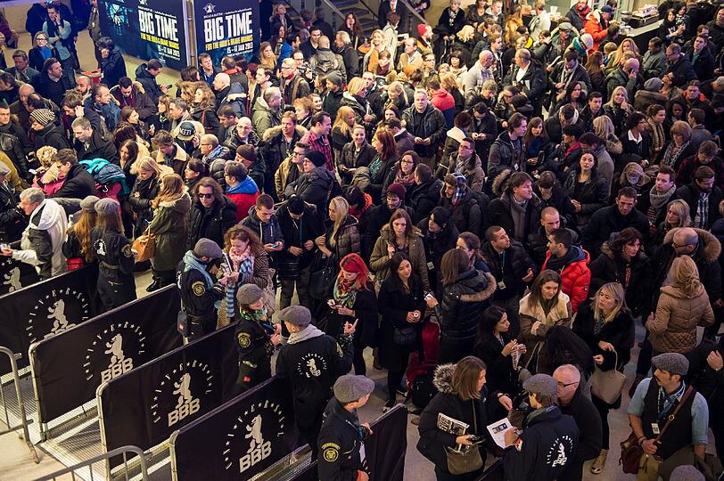 Besucher warten am Dienstag in Berlin auf dem Gelände des ehemaligen Flughafens Tempelhof auf den Einlass zu der Mode-Fachmesse "Bread & Butter". Pünktlich zur Berlin Fashion Week öffnet auch die "Bread & Butter" wieder ihre Tore. Die Messe findet bis Donnerstag statt.