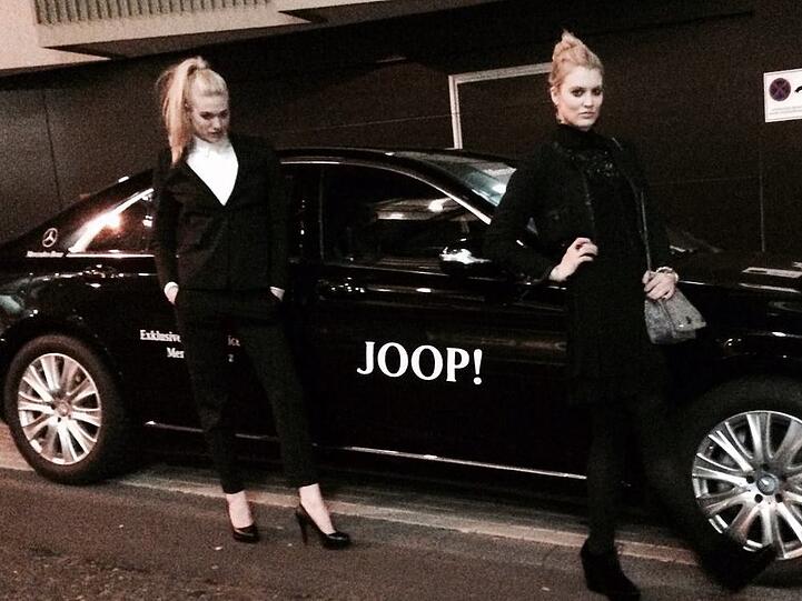 Larissa Marolt (Links) mit ihrer Schwester Lisa-Marie bei der Eröffnung eines Joop-Stores in Düsseldorf