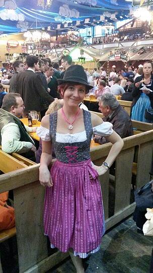 Carola (25) ist Mitglied beim FC Bayern, riesen Fan - und verpasst kein Spiel ihrer Bayern.