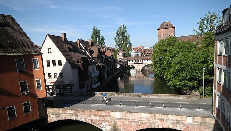 Der Mann schaffte es nicht mehr aus eigener Kraft aus dem Fluss. Der Mann schaffte es nicht mehr aus eigener Kraft aus dem Fluss.