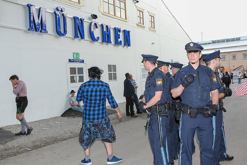 Die AZ hat die Polizisten der Wiesnwache für einen Tag begleitet: Wegerklärungen, "Kotzhügel"-Besuche, Festnahmen und einiges mehr - klicken Sie sich durch die Bilderstrecke.