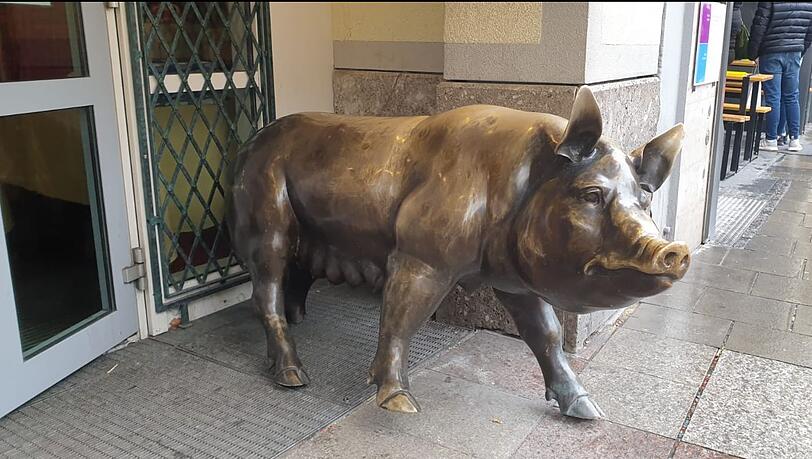Unbekannte haben die goldene Sau im Tal beschädigt. Unbekannte haben die goldene Sau im Tal beschädigt.