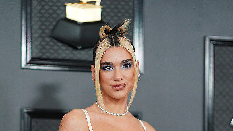 Die britische Sängerin Dua Lipa kann einen ausgewachsenen Scheitel zwar tragen - so manche Frau möchte das aber nicht.