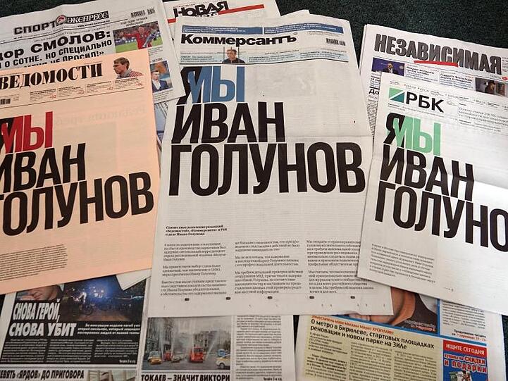 Auf den Titelseiten der russischen Zeitungen "Wedomosti", "Kommersant" und "RBK" (v.l.) protestieren Journalisten mit der Aufschrift "Ich bin/Wir sind Iwan Golunow" gegen die Festnahme des Enthüllungsreporters.