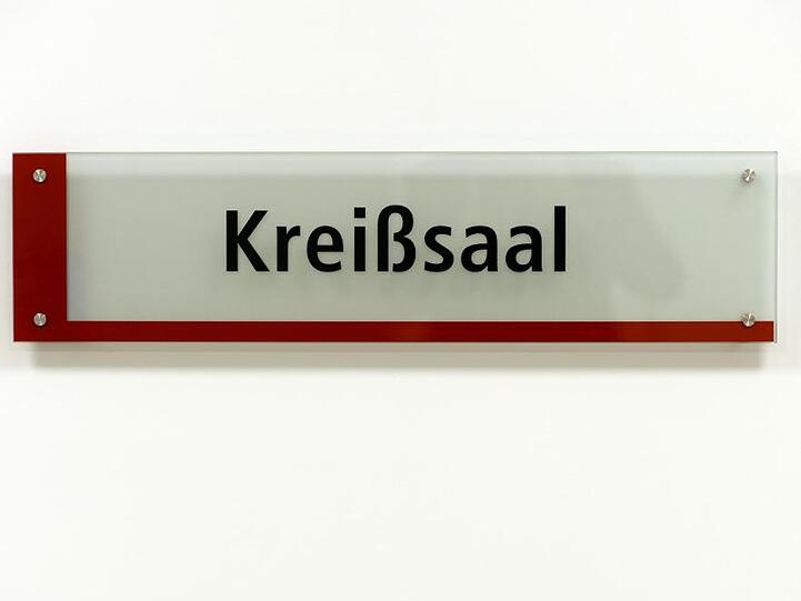 Ein Schild am Kreißsaal. Foto: Ralf Hirschberger/zb/dpa/Archivbild