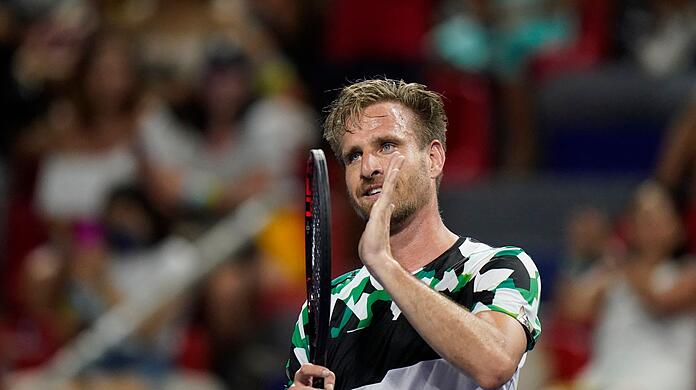 Peter Gojowczyk feiert seinen Sieg in Acapulco.