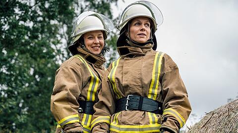 "Feuerwehrfrauen: Phönix aus der Asche": Die Feuerwehrfrauen Meike Honnich (Katja Danowski, l.) und Anja Schmitz (Nadja Becker) sind bereit für den Einsatz.