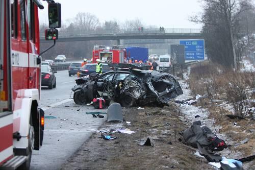 Nur noch Schrott: In diesen Nissan Kombi raste ein betrunkener Ford-Mondeo-Fahrer auf der A 9, Höhe Fischbach. Der Pkw überschlug sich, zwei der fünf Ski-Urlauber aus Holland fanden den Tod.