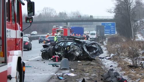 Nur noch Schrott: In diesen Nissan Kombi raste ein betrunkener Ford-Mondeo-Fahrer auf der A 9, Höhe Fischbach. Der Pkw überschlug sich, zwei der fünf Ski-Urlauber aus Holland fanden den Tod. Nur noch Schrott: In diesen Nissan Kombi raste ein betrunkener Ford-Mondeo-Fahrer auf der A 9, Höhe Fischbach. Der Pkw überschlug sich, zwei der fünf Ski-Urlauber aus Holland fanden den Tod.