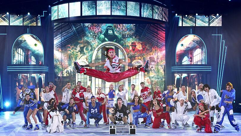 Eislauf, Akrobatik, Pop und Kino: Hier eine bunte Nummer aus &bdquo;Cinema of Dreams&ldquo;.