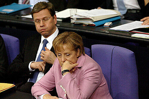 Vom Politstress gezeichnet: Angela Merkel und Gudio Westerwelle letzte Woche auf der Regierungsbank.