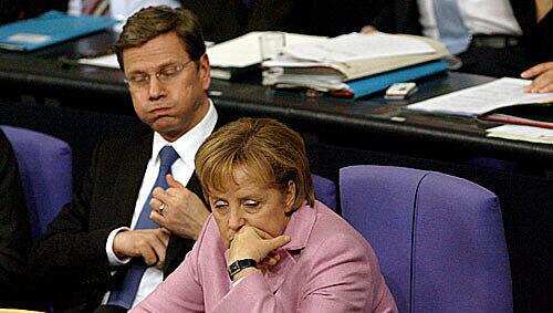 Vom Politstress gezeichnet: Angela Merkel und Gudio Westerwelle letzte Woche auf der Regierungsbank. Vom Politstress gezeichnet: Angela Merkel und Gudio Westerwelle letzte Woche auf der Regierungsbank.