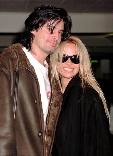 Auch die Ehen von Pamela Anderson sind von seit jeher von kurzlebiger Dauer gewesen. Ob das an ihrem Faible für Rock-Stars liegt? Erst heiratete sie 1995 "Mötley Crüe"-Drummer Tommy Lee. In Erinnerung blieb vor allem ein veröffentliches "Sex-Tape" der beiden.