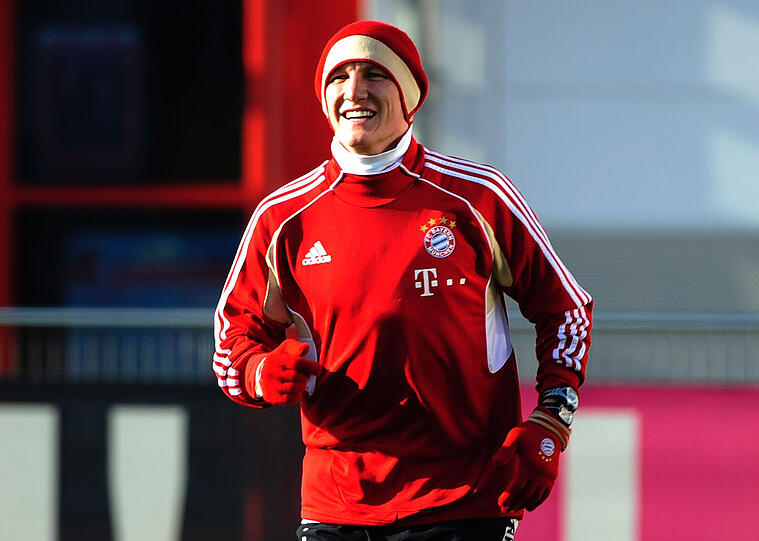 Bastian Schweinsteiger kämpft nach seinem Schlüsselbeinbruch beim viertklassigen Bayern-Nachwuchs um sein Comeback noch vor der Winterpause. &bdquo;Es fühlt sich richtig gut an wieder auf dem Platz zu stehen. Bei den Zweikämpfen muss ich halt noch aufpassen&ldquo;, sagte Schweinsteiger der Nachrichtenagentur dapd. Trainer Jupp Heynckes hofft beim Bundesliga-Heimspiel gegen den 1. FC Köln am 16. Dezember auf die Rückkehr von Schweinsteiger.