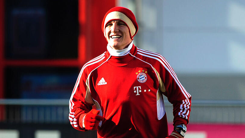 Bastian Schweinsteiger kämpft nach seinem Schlüsselbeinbruch beim viertklassigen Bayern-Nachwuchs um sein Comeback noch vor der Winterpause. „Es fühlt sich richtig gut an wieder auf dem Platz zu stehen. Bei den Zweikämpfen muss ich halt noch aufpassen“, sagte Schweinsteiger der Nachrichtenagentur dapd. Trainer Jupp Heynckes hofft beim Bundesliga-Heimspiel gegen den 1. FC Köln am 16. Dezember auf die Rückkehr von Schweinsteiger. Bastian Schweinsteiger kämpft nach seinem Schlüsselbeinbruch beim viertklassigen Bayern-Nachwuchs um sein Comeback noch vor der Winterpause. „Es fühlt sich richtig gut an wieder auf dem Platz zu stehen. Bei den Zweikämpfen muss ich halt noch aufpassen“, sagte Schweinsteiger der Nachrichtenagentur dapd. Trainer Jupp Heynckes hofft beim Bundesliga-Heimspiel gegen den 1. FC Köln am 16. Dezember auf die Rückkehr von Schweinsteiger.