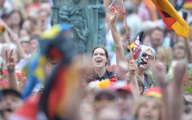 So schön jubelte die Frauenfußball-Nationalmannschaft auf dem Balkon des Frankfurter Römer. Klicken Sie durch die Bilderstrecke!