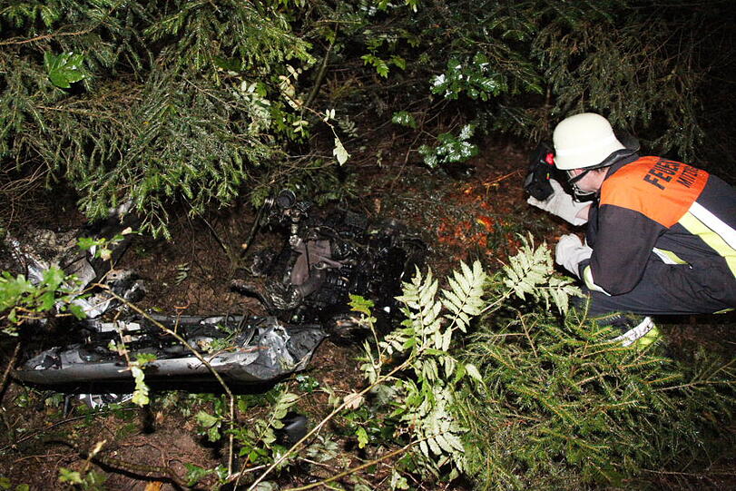 Trümmerhaufen: Hilfskräfte der Feuerwehr machen Fotos von der Unfallstelle.