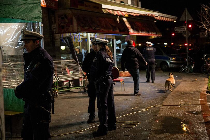 Am Samstagabend haben mehrere Hundert Polizisten im Düsseldorfer Nordafrikaner-Viertel Maghreb mehr als sechs Stunden lang Personen kontrolliert und Räume durchsucht.