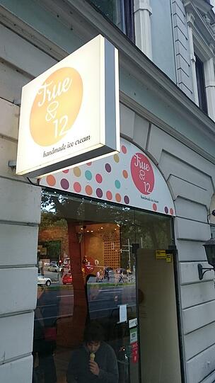 Bei True & 12 unterhalb des Gasteigs kann man dem Chef bei der Herstellung ungewöhnlicher Sorten wie Chai oder Rosa Pfeffer über die Schulter schauen.
