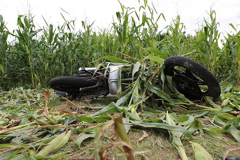 Beim Versuch dem entgegenkommenden Auto auszuweichen, touchierte der Motorradfahrer das Auto, stürzte in ein Maisfeld und verletzte sich schwer.