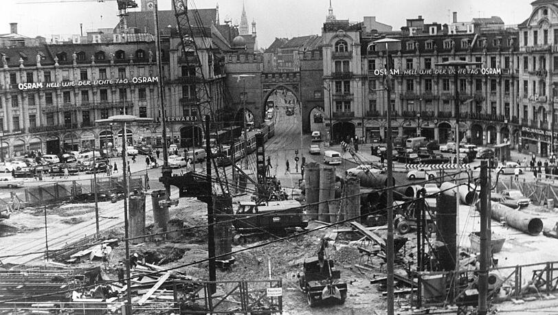 Großbaustelle München: 1964 wird am Stachus in die Tiefe gebuddelt. Großbaustelle München: 1964 wird am Stachus in die Tiefe gebuddelt.